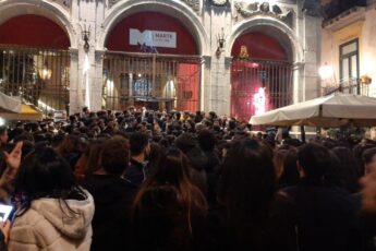 la calca davanti ai cancelli della Mediateca nella serata di San Silvestro