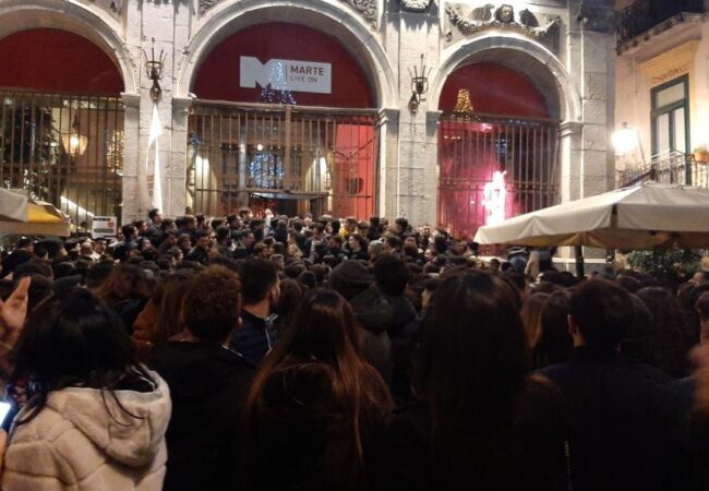 la calca davanti ai cancelli della Mediateca nella serata di San Silvestro