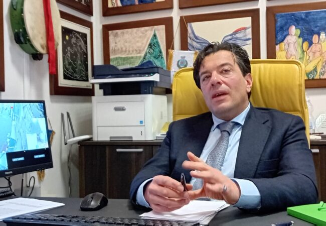 il sindaco di Vietri sul Mare Giovanni De Simone